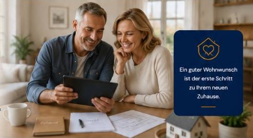 Älteres Paar sieht gemeinsam auf ein Tablet in einer ruhigen Wohnsituation.